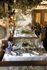 Gemütliche Ambiente mit reichhaltiger Dekoration