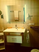 Waschbecken mit Leuchtspiegel