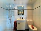 Badezimmer mit Dusche