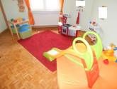 Spielzimmer 2 mit Kinderrutsche, Kinderküche u.a.