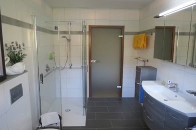 BARRIEREFREIE FERIENWOHNUNG LAVENDEL MIT PFLEGEBETT, MOSELBLICK, für Gäste mit eingeschränkter Beweglichkeit -  Rollstuhlfahrer -   kostenloses WLAN - Ferienweingut