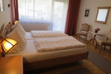 BARRIEREFREIE FERIENWOHNUNG LAVENDEL MIT PFLEGEBETT, MOSELBLICK, für Gäste mit eingeschränkter Beweglichkeit -  Rollstuhlfahrer -   kostenloses WLAN - Ferienweingut