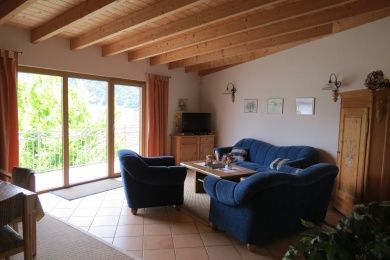 Feriendomizil  Veilchen im Landhaus Mosel  , Panoramafenster im Wohnzimmer,  Balkon mit Moselblick, großzügig eingerichtet mit 2 Schlafräumen  kostenloses WLAN,  herrlicher Moselblick