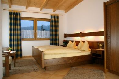 Feriendomizil  Veilchen im Landhaus Mosel  , Panoramafenster im Wohnzimmer,  Balkon mit Moselblick, großzügig eingerichtet mit 2 Schlafräumen  kostenloses WLAN,  herrlicher Moselblick