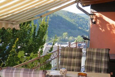 Feriendomizil  Veilchen im Landhaus Mosel  , Panoramafenster im Wohnzimmer,  Balkon mit Moselblick, großzügig eingerichtet mit 2 Schlafräumen  kostenloses WLAN,  herrlicher Moselblick
