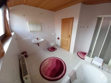 Renovierte, große 3-Sterne Ferienwohnung (DTV-Klassifizierung) im Winzerhaus, mit Blick in Natur und Weinberge, für 2 - 4 Personen geeignet.