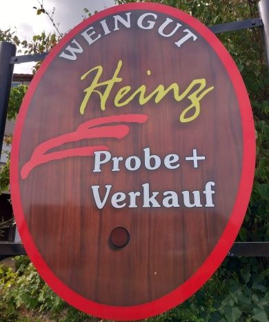 Renovierte, große 3-Sterne Ferienwohnung (DTV-Klassifizierung) im Winzerhaus, mit Blick in Natur und Weinberge, für 2 - 4 Personen geeignet.