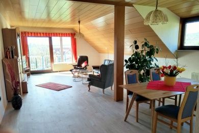 Renovierte, große 3-Sterne Ferienwohnung (DTV-Klassifizierung) im Winzerhaus, mit Blick in Natur und Weinberge, für 2 - 4 Personen geeignet.