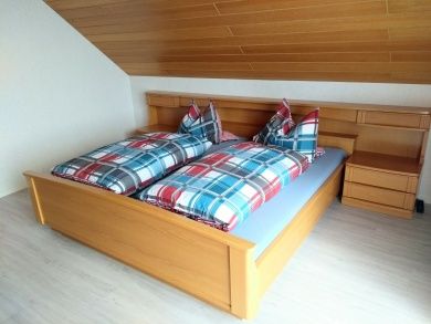 Renovierte, große 3-Sterne Ferienwohnung (DTV-Klassifizierung) im Winzerhaus, mit Blick in Natur und Weinberge, für 2 - 4 Personen geeignet.