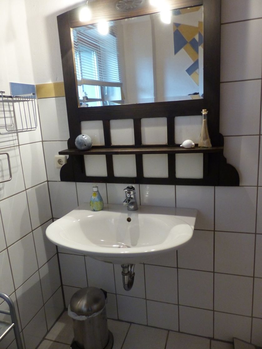 Kleines Duschbad gegenüber Schlafzimmer groß