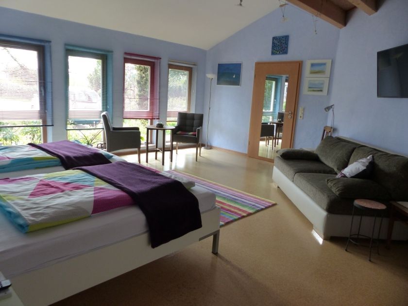 Schlafzimmer groß mit Bettcouch