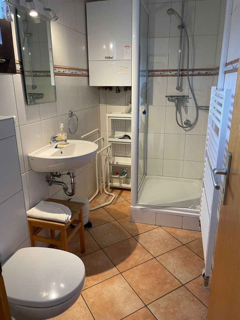 Bad mit Dusche 21a