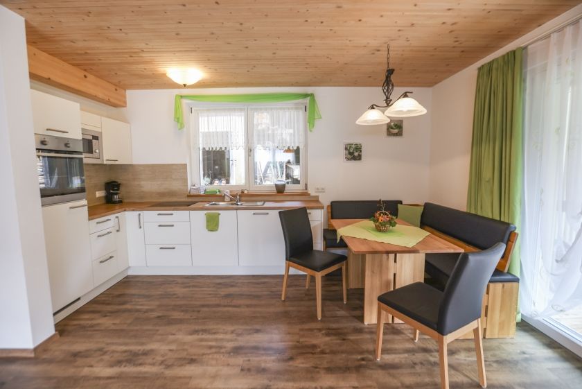 Blick von der Wohnzimmerecke in die Küche