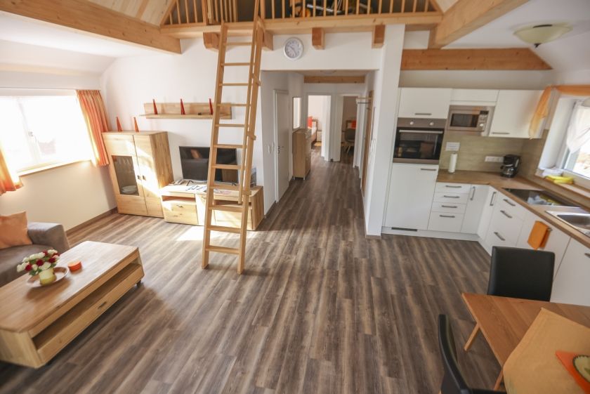 Wohnküche mit Blick in den Flur