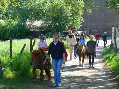 Wie wäre es mit einem Ritt auf einem Pony?