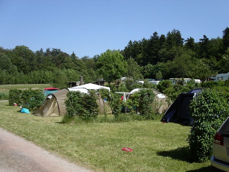 Zelte auf parzelliertem Platz