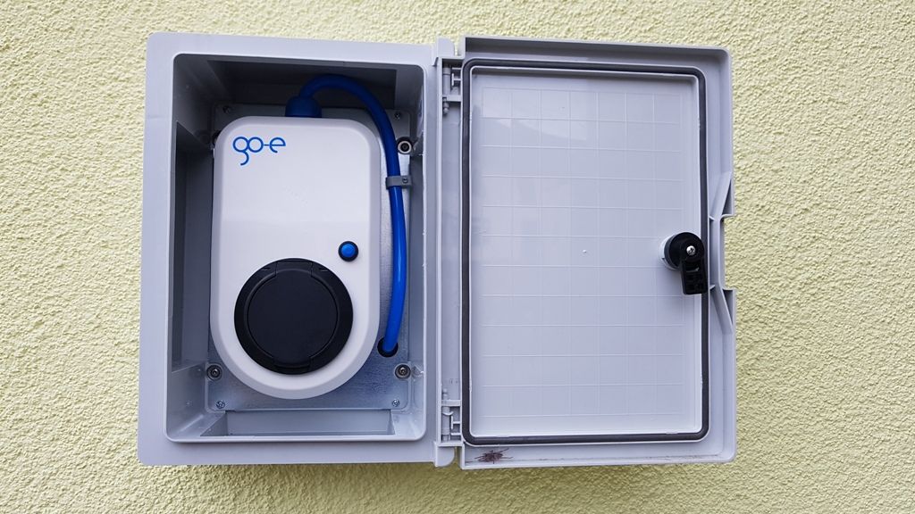 E-Ladestation mit Typ 2 Stecker, incl. 7m Ladekabel, Ladeleistung bis 11 KW. Einzelabrechnung je nach Verbrauch (0,38€/KW). Ist vor Ort zu zahlen.