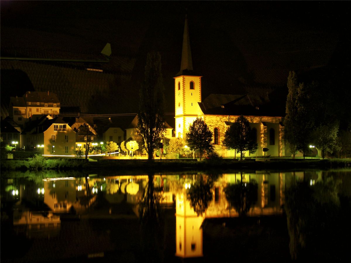 Kirche von Piesport bei Nacht