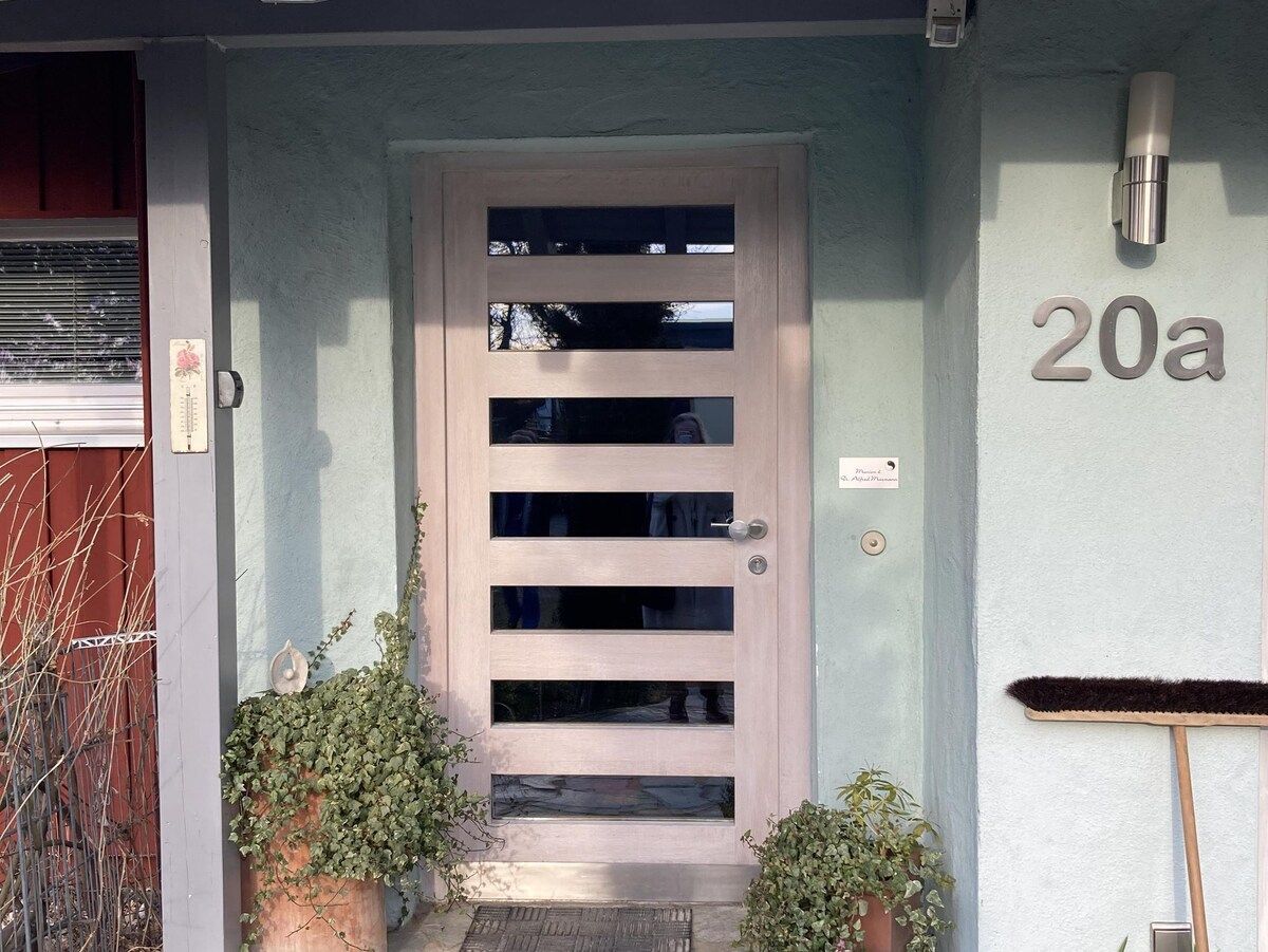 Eingang mit Schlüsseltresor links...