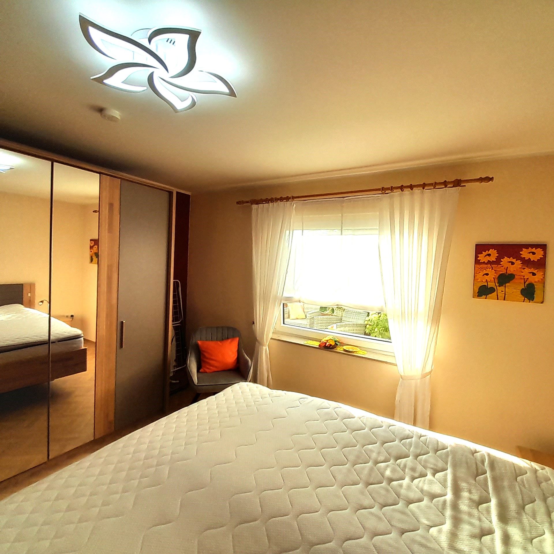 Schlafzimmer m. Blick nach draußen