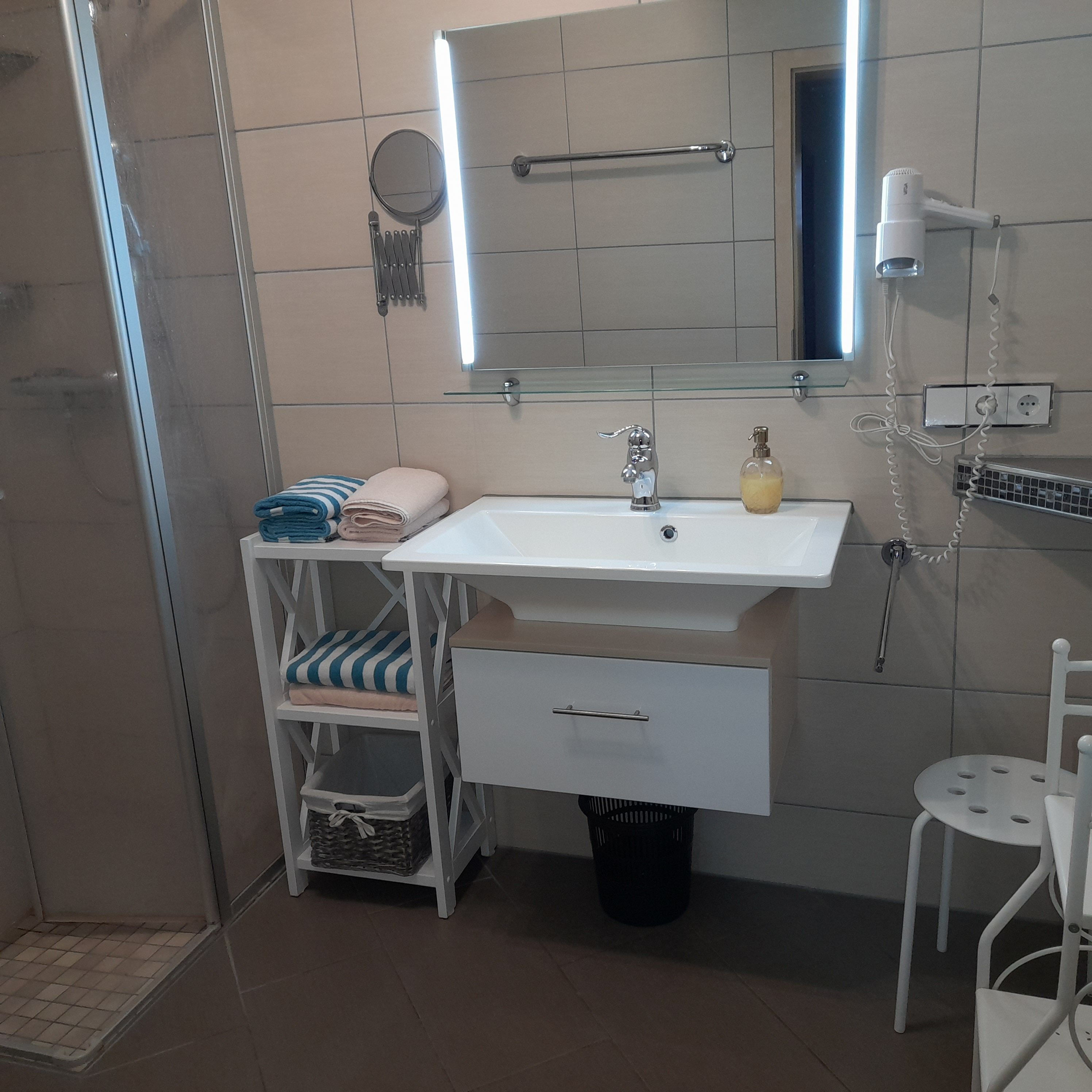 großzugiges Waschbecken 