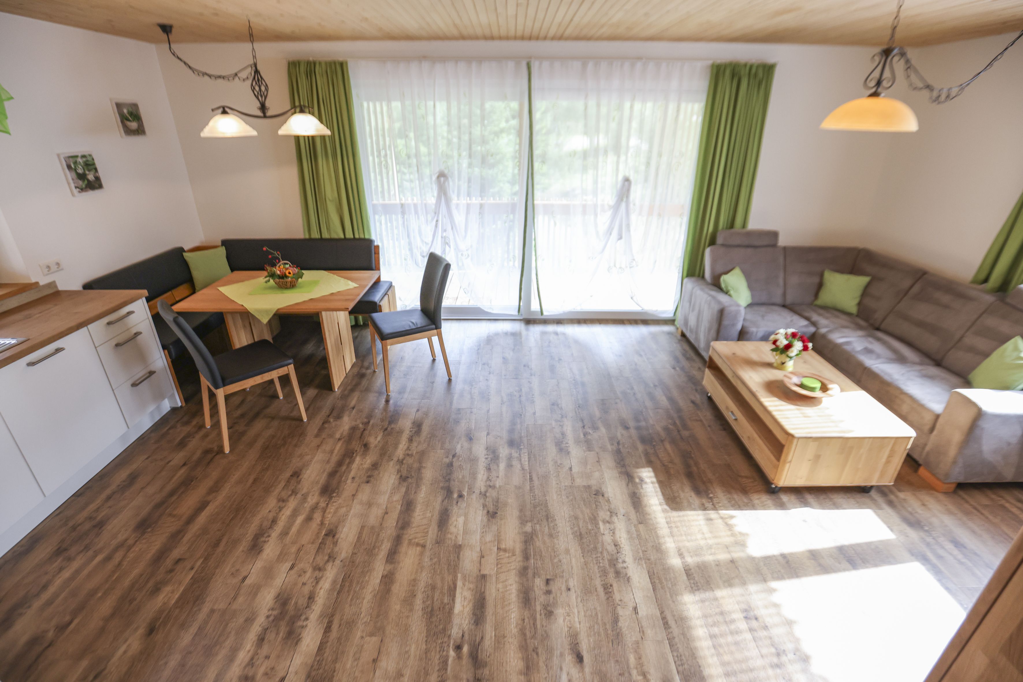 Blick vom Flur in die Wohnküche