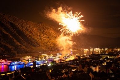 Oberweseler Weinmarkt mit Rhein in Flammen
